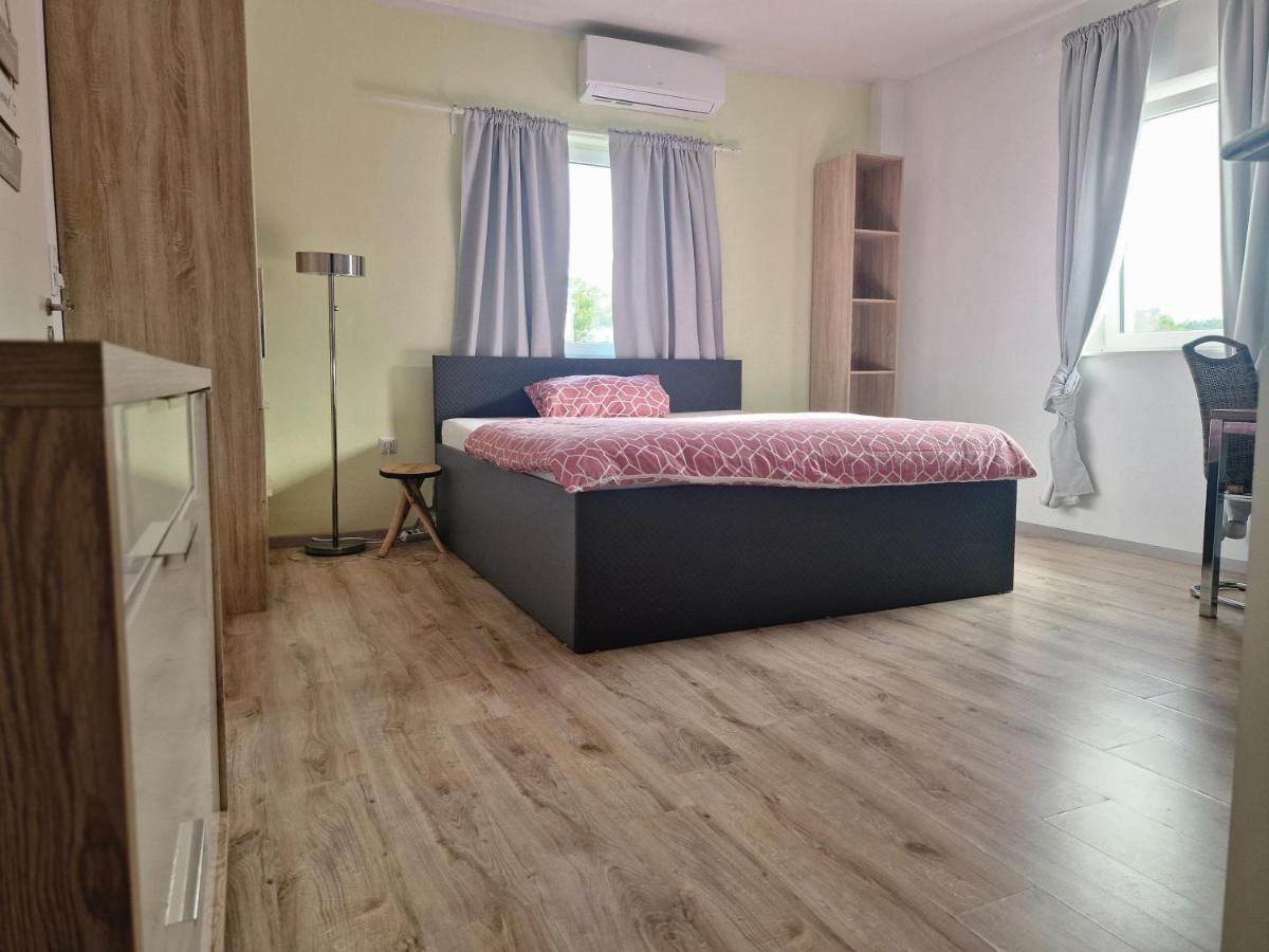 Ibo-Apart 1 Zimmer Apartment In هيرتسوجيناوراخ المظهر الخارجي الصورة
